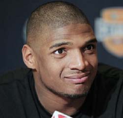 Michael Sam, college football star and top NFL prospect, says he’s gay