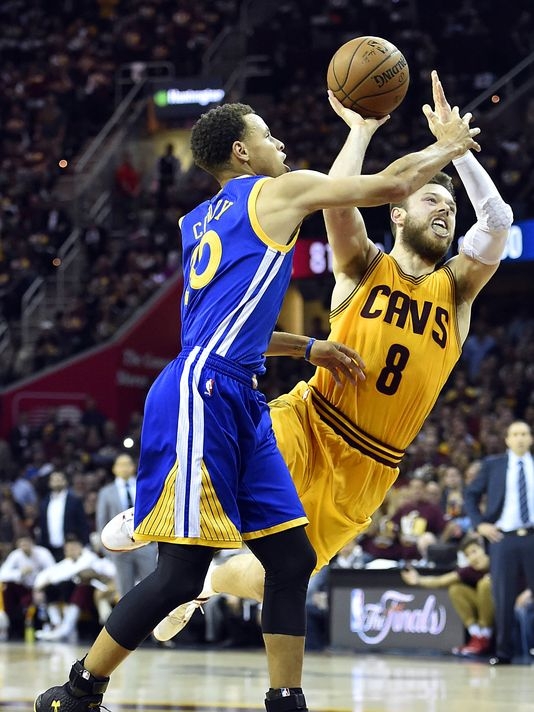 Matthew Dellavedova helps Cavaliers edge Warriors for 2-1 Finals lead