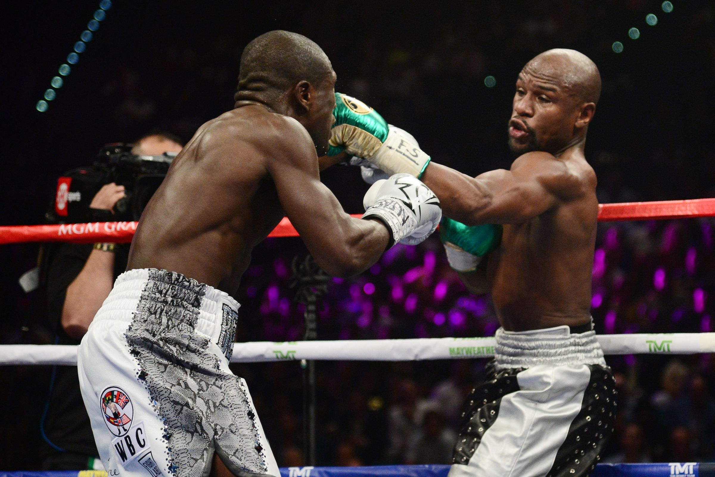 Mayweather beats Berto by decision, improves to 49-0