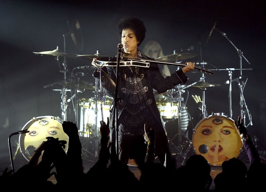 Prince announces another surprise show in Oakland
