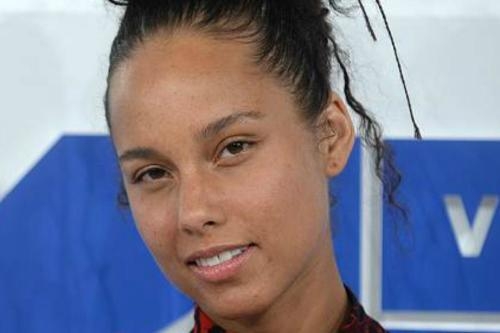 Alicia Keys defends bare-faced stance