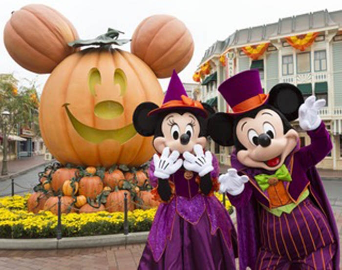 Can Mickey Mouse & Michael Myers Coexist?  Halloween at Disneyland