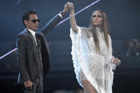 Jennifer Lopez duets with Marc Anthony at Latin Grammys