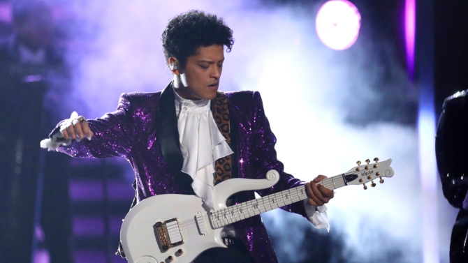 Bruno Mars and The Time Reverently Re-Create the ‘Purple Rain’ Film With Tribute at the 2017 Grammys