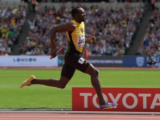 Usain Bolt pulls up hurt in 4×100-meter relay, his final track event