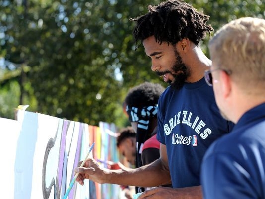 Grizzlies PG Mike Conley helps at a community event.(Photo: NBA)