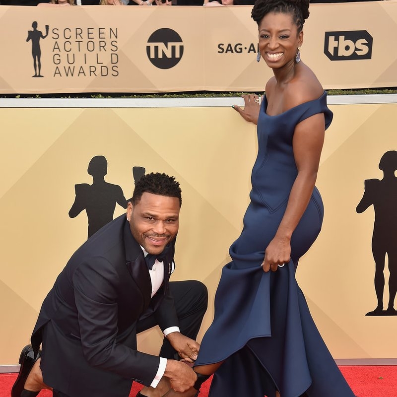 Anthony Anderson Helped His Wife With Her Shoe On The SAG Awards Red Carpet
