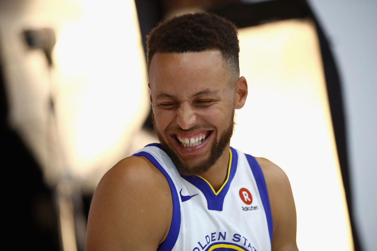Steph Curry practiced his golf swing in a hotel. It did not go well.