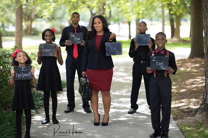 ‘We did it’: Single mother of 5 poses with children in law school graduation photo