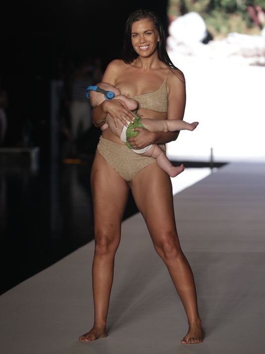 Sports Illustrated swimsuit model breastfed daughter while on the runway