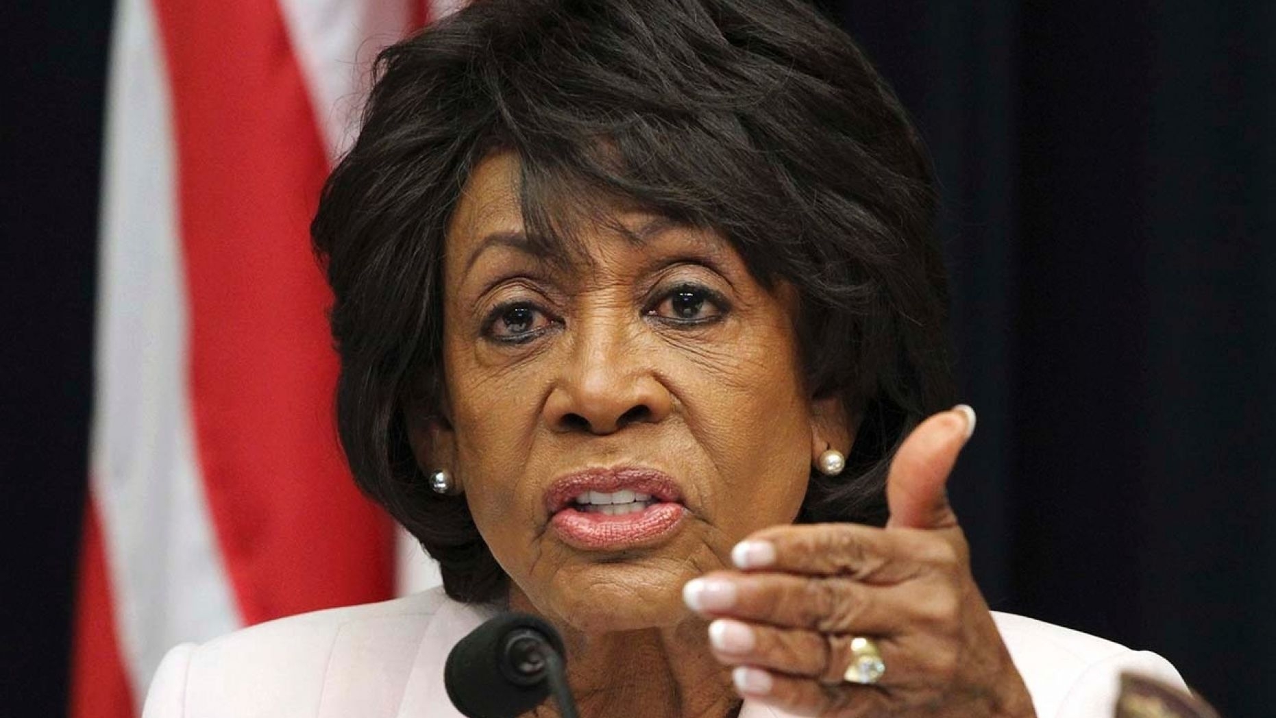 Maxine Waters wins media award, uses speech to bad-mouth Trump to newspaper publishers: ‘I don’t like him’