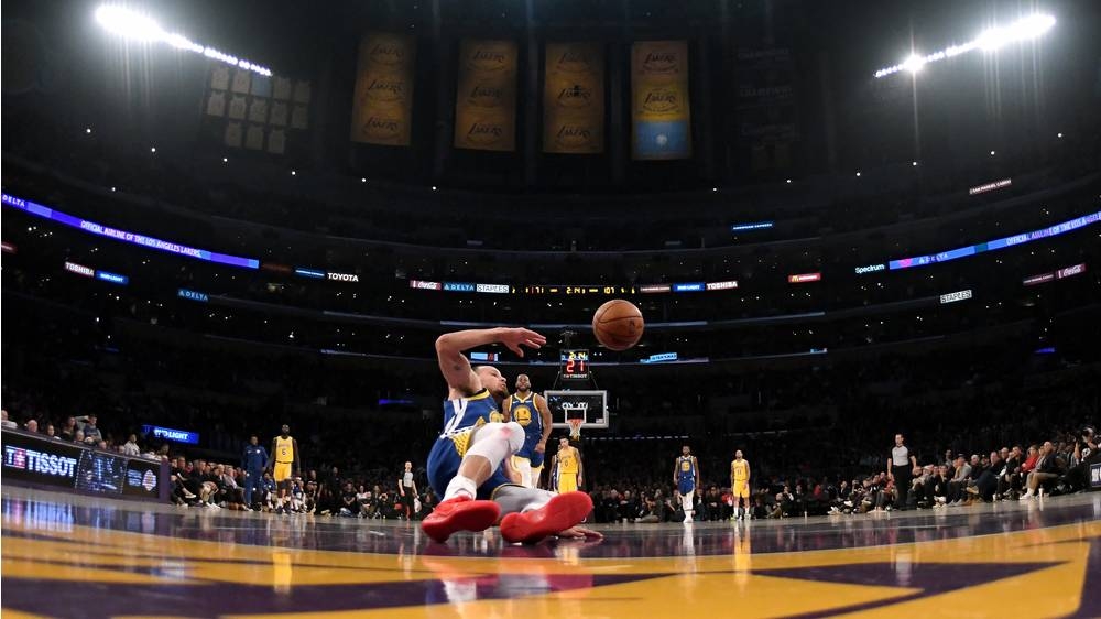 WATCH! Steph Curry tried to dunk and it became the worst play of his entire life