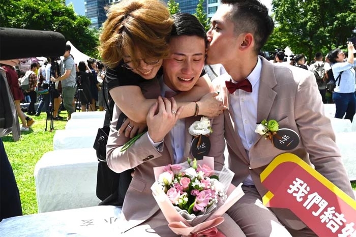 First Couples Say ‘I Do’ in Taiwan After Same-Sex Marriage Is Legalized