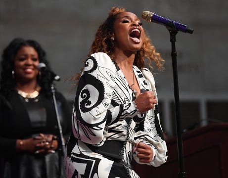 Jennifer Hudson surprises crowd, honors Aretha Franklin at 2019 Pulitzer Prize luncheon