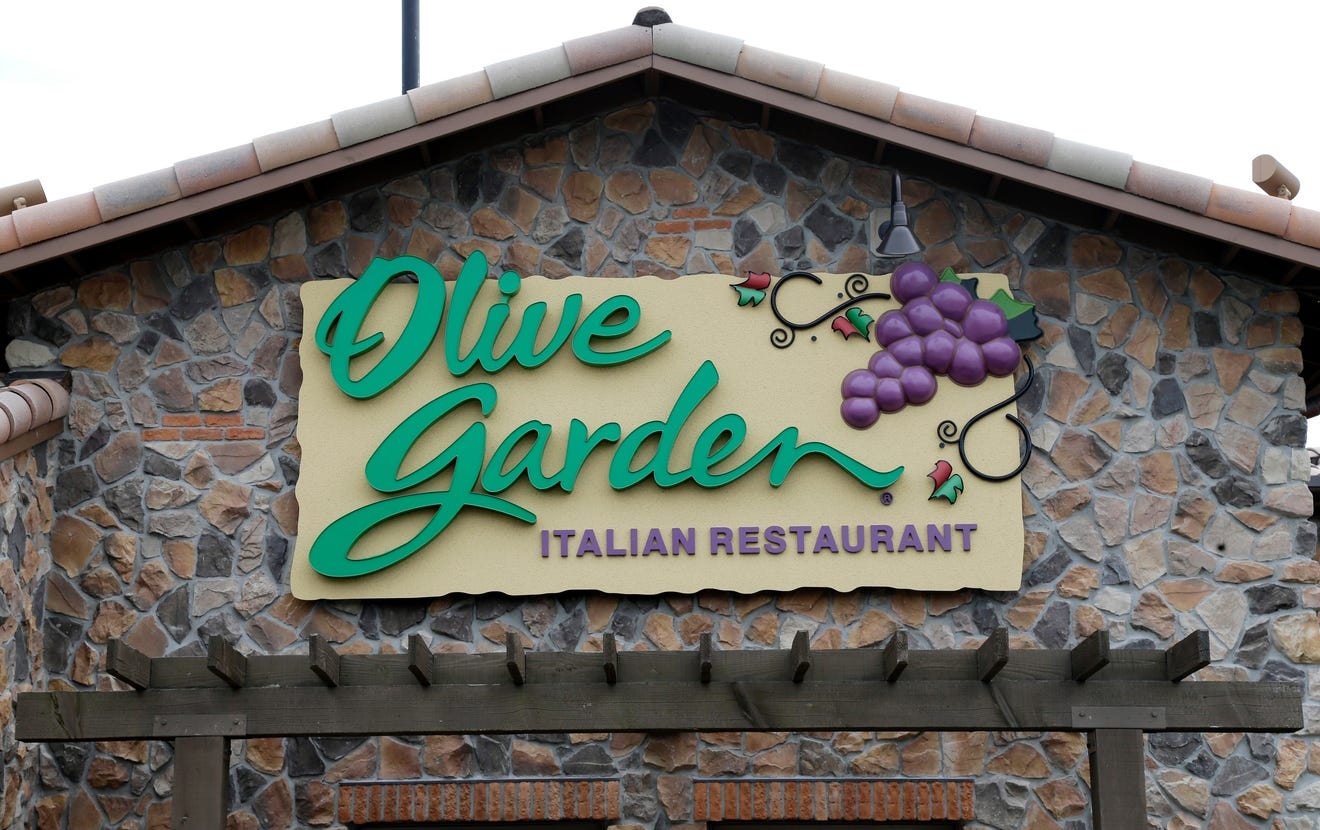 Olive Garden employee, 16, to file lawsuit after customer requested white server, reports say