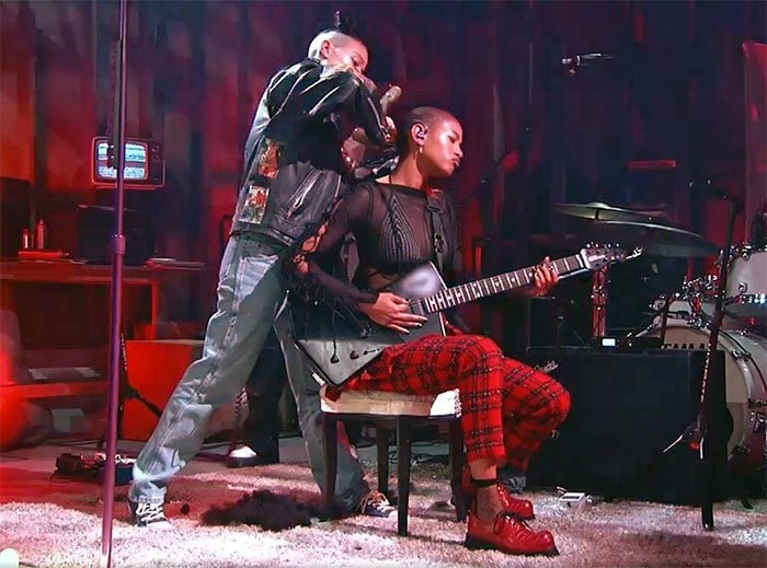 Willow Smith Fiercely Shaves Her Head on Stage During “Whip My Hair” Performance