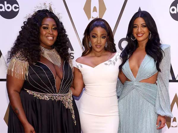 #BlackGirlMagic: Country Cuties Mickey Guyton, Madeline Edwards & Brittney Spencer Sing ‘Love My Hair’ At The #CMAs