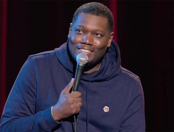 Michael Che compares the national anthem to R. Kelly in new Netflix special