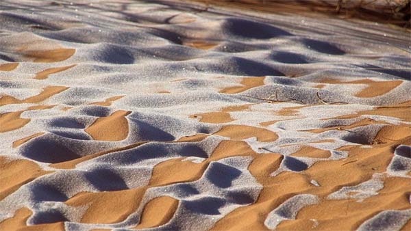 Snow has fallen in the Sahara Desert, leaving stunning patterns in the sand