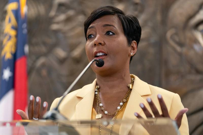 Former Atlanta mayor Keisha Lance Bottoms says she was denied service over leggings