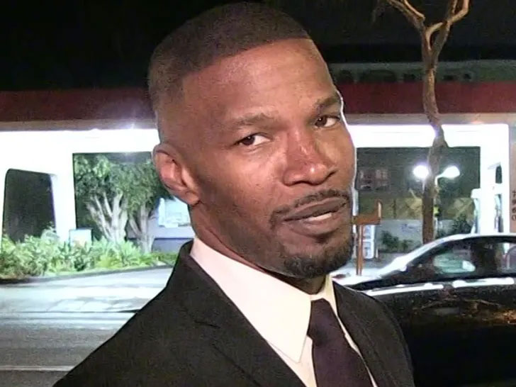 Jamie Foxx in Physical Rehabilitation Center in Chicago, Family by His Side