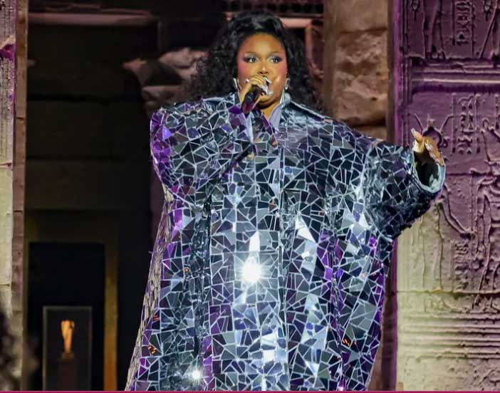 Lizzo Shuts Down the Met Gala With a Shimmering Surprise Performance