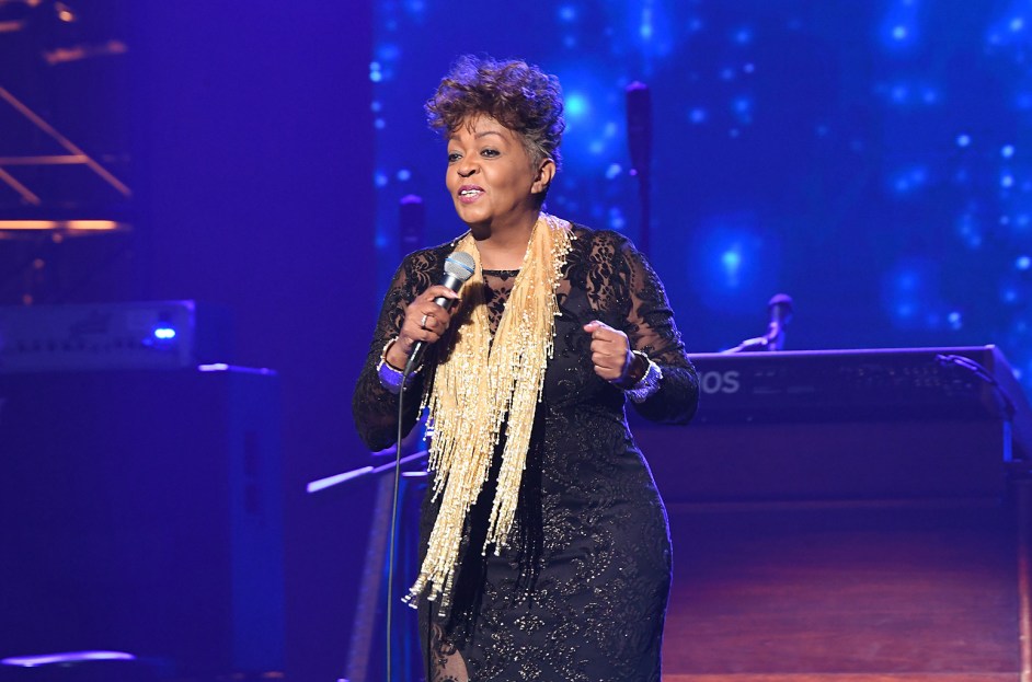 Anita Baker Asks Fans to ‘Turn Off’ the Cameras Mid-Show, Audience Members Kicked Out