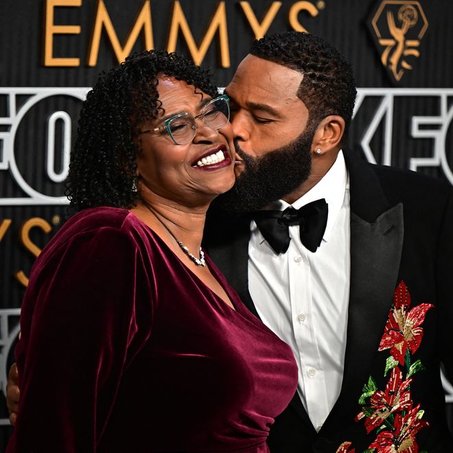 Anthony Anderson’s mom heckled longwinded winners, starting with Jennifer Coolidge